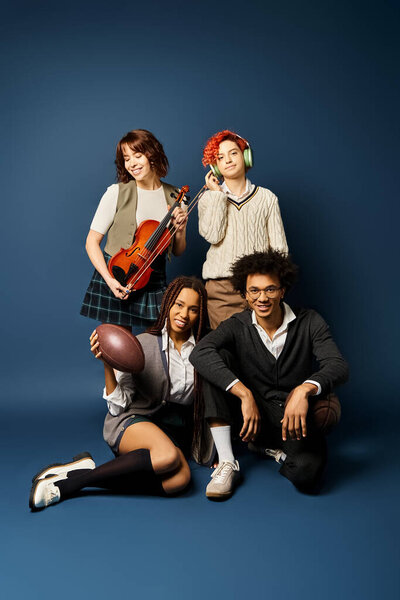 Мультикультурные друзья, забастовка стильные позы вместе на темно-синем фоне.