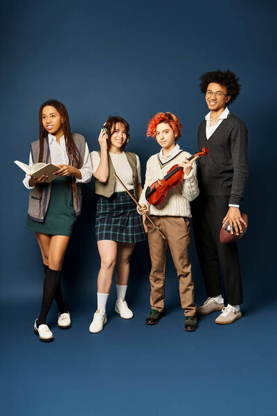 Группа молодых мультикультурных друзей, стоящих бок о бок в стильной одежде на темно-синем фоне.