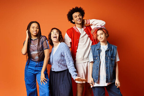 Разнообразная группа молодых друзей, включая небинарного человека, которые стоят вместе в стильной одежде в студии.
