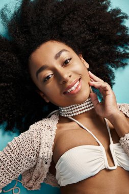 Bikini pozisyonunda şık bir Afro-Amerikan kadın.
