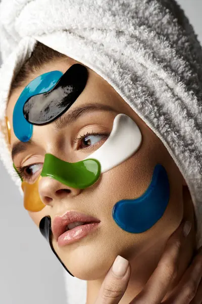 一个头上拿着毛巾 脸上戴着眼罩的女人 展示着一种宁静而变幻莫测的美感 — 图库照片