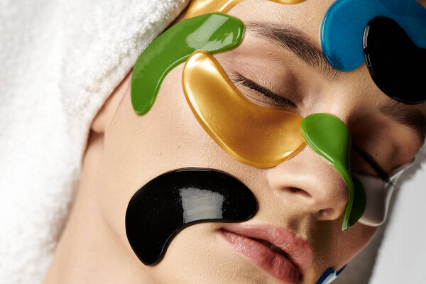 Полированная женщина с полотенцем, обернутым вокруг головы и повязки на глазу.