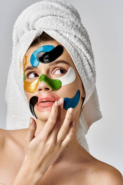 Молодая женщина с полотенцем, задрапированным на голове и повязках на глазу, демонстрирует спокойный и художественный вид.