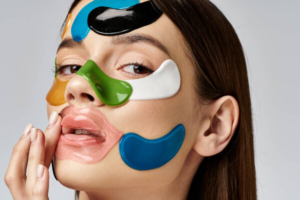 Молодая женщина с повязками на лице позирует перед камерой.