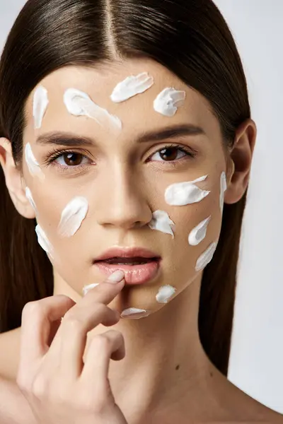 Striking Young Woman Adorned White Cream Exuding Air Mystery Elegance — Stock Photo, Image