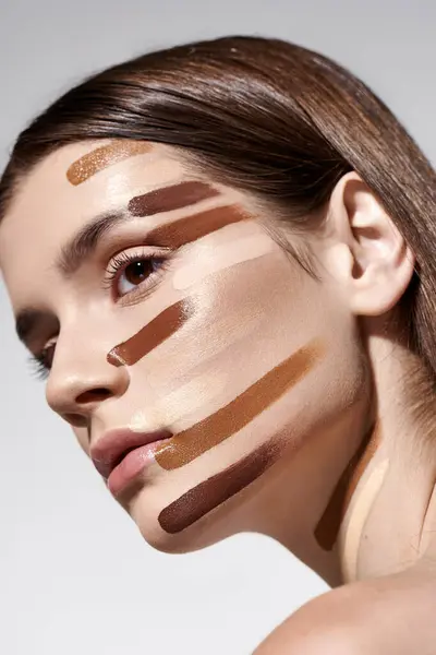 Good Looking Young Woman Adorned Layers Foundation Showcasing Intricate Makeup — Stock Photo, Image