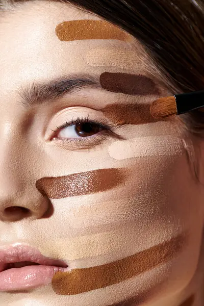 Chic Young Woman Adorned Layers Foundation Showcasing Intricate Makeup Artistry — Stock Photo, Image