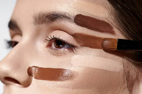 Beautiful Woman Showcases Her Beauty Makeup Her Face Including Foundation — Stock Photo, Image