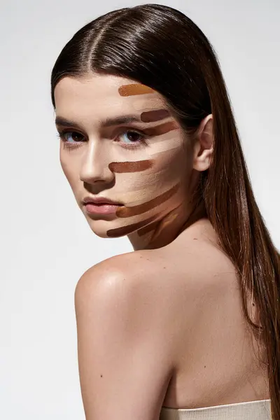 Lockande Kvinna Visar Upp Sin Skönhet Med Makeup Ansiktet Inklusive — Stockfoto