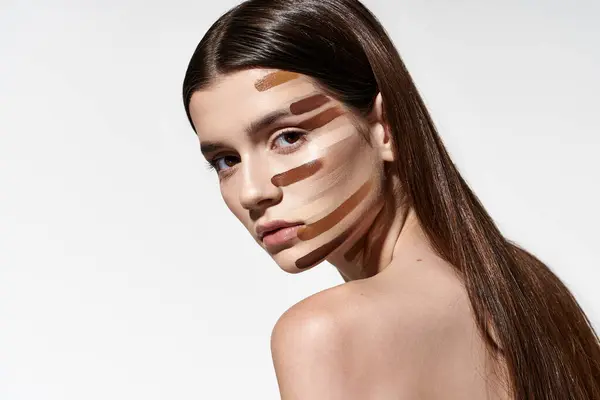 Attraktive Frau Präsentiert Ihre Schönheit Mit Make Gesicht Einschließlich Stiftung — Stockfoto