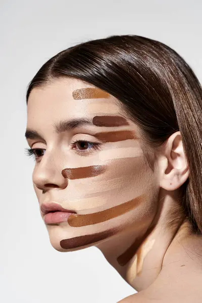 Polished Woman Showcases Her Beauty Makeup Her Face Including Foundation — Fotografia de Stock