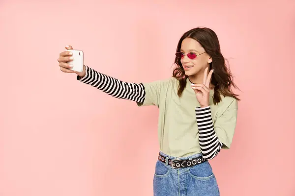 Fashionable Teenage Girl Poses Confidently Capturing Selfie Her Cell Phone — Stock Photo, Image