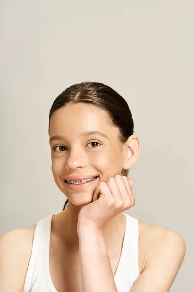 Güzel Bir Genç Kız Neşeyle Gülümsüyor Pozitiflik Kendine Güven Saçıyor — Stok fotoğraf