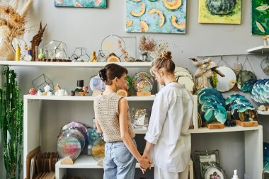 İki kadın, birbirini seven lezbiyen bir çift, bir sanat stüdyosunda yan yana durur, hassas bir anı paylaşırlar..