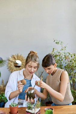 Sevgi dolu lezbiyen çift sanat stüdyosunda yan yana durur, hassas bir anı paylaşırlar..