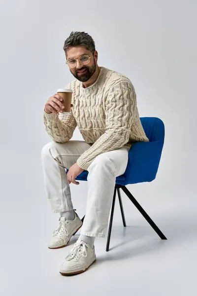 Homem Elegante Com Uma Barba Senta Uma Cadeira Uma Camisola — Fotografia de Stock