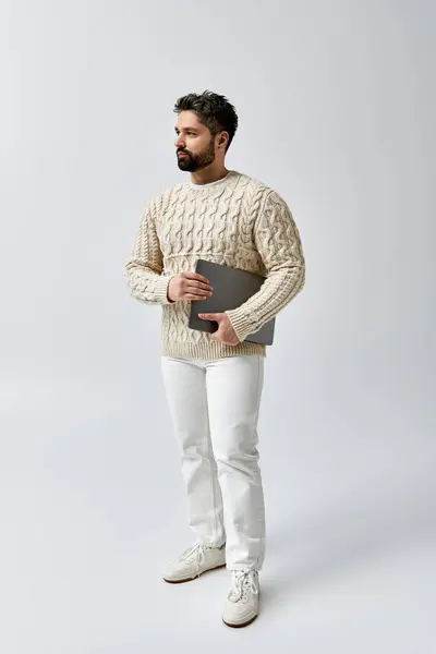 Homem Barbudo Com Uma Camisola Branca Segurando Laptop Uma Pose — Fotografia de Stock