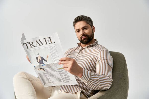Стильный мужчина с бородой, сидящий в кресле, погруженный в чтение газеты, излучающий изысканность и очарование.