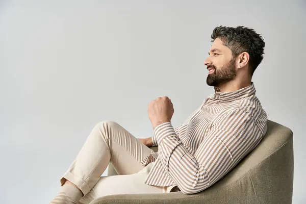 Ein Stilvoller Bärtiger Mann Eleganter Kleidung Sitzt Auf Einem Sessel — Stockfoto