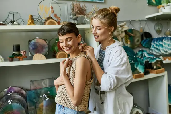 Dos Mujeres Una Ayudando Otra Ponerse Collar Con Cuidado Creatividad —  Fotos de Stock