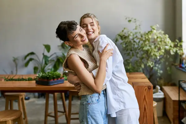 Dos Mujeres Una Pareja Lesbiana Artística Pie Cerca Estudio Arte — Foto de Stock