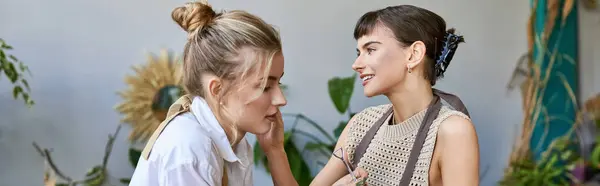 Two Women Engage Heartfelt Conversation Art Studio — Stock Photo, Image