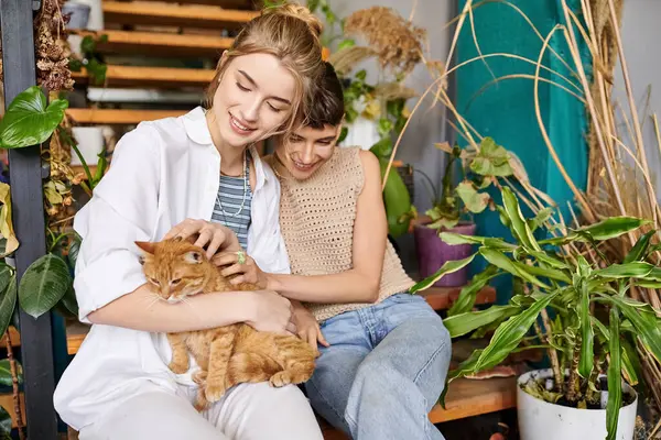 Zwei Frauen Sitzen Auf Bank Und Schmusen Katze — Stockfoto