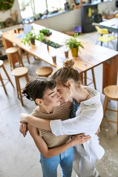 Dos Mujeres Comparten Cálido Abrazo Acogedor Restaurante —  Fotos de Stock