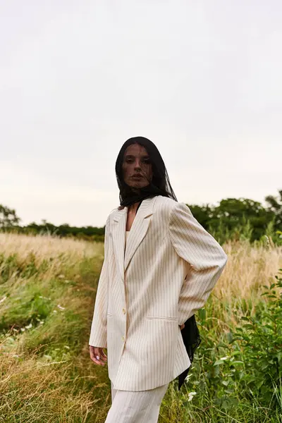 Seorang Wanita Muda Berpakaian Putih Berdiri Anggun Lapangan Rumput Tinggi — Stok Foto