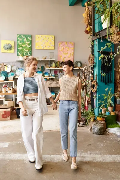 Dua Wanita Dengan Anggun Berjalan Sebuah Ruangan Dikelilingi Oleh Tanaman Stok Lukisan  