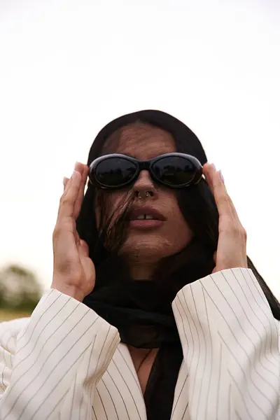 Young Woman Exudes Elegance Veil Sunglasses Soaking Summer Breeze Scenic — Stockfoto