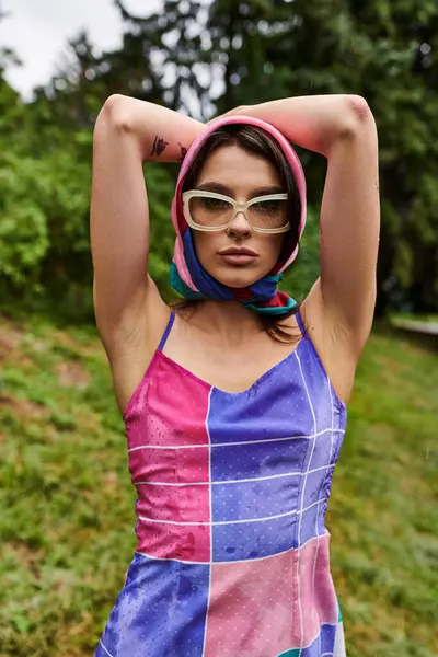 Beautiful Young Woman Enjoying Summer Breeze Nature Dressed Vibrant Dress — Foto Stock