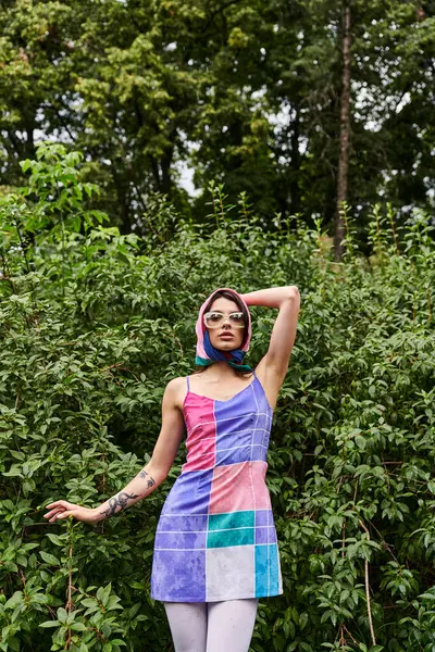 Stunning Woman Vibrant Dress Sunglasses Stands Gracefully Picturesque Field Savoring — Stockfoto