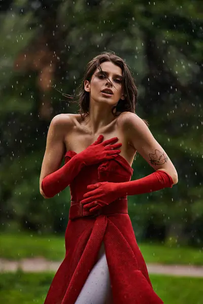 Uma Jovem Mulher Deslumbrante Vestido Vermelho Luvas Fica Graciosamente Chuva — Fotografia de Stock