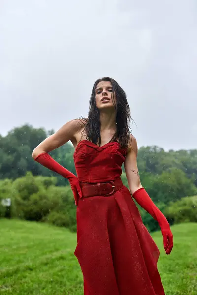 Kırmızı Elbiseli Uzun Eldivenli Genç Bir Kadın Engin Bir Tarlada — Stok fotoğraf
