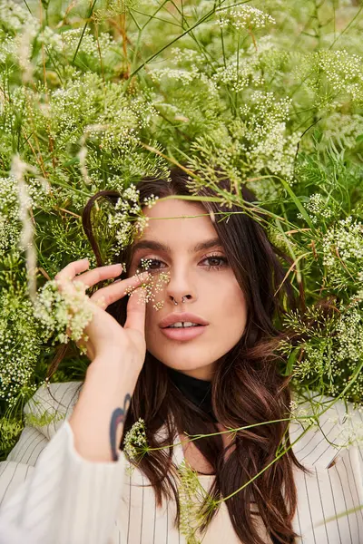 Ung Kvinde Hvid Påklædning Står Yndefuldt Felt Levende Grønne Planter Royaltyfrie stock-fotos