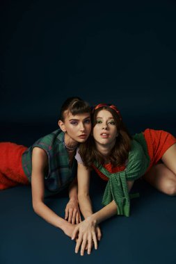 Lezbiyen bir çiftin rahat kıyafetlerini giydiği huzurlu bir an..