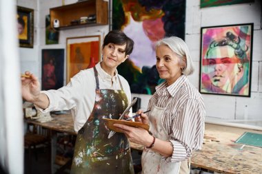 Sanat stüdyosunda işbirliği yapan iki kadın..