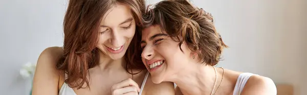 Pasangan Lesbian Yang Cantik Berdiri Dalam Kesatuan — Stok Foto