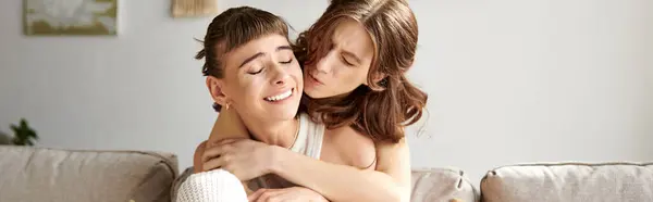 Deux Femmes Tenue Confortable Embrasser Sur Canapé — Photo