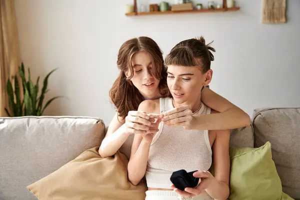 Two Women Comfy Attire Sitting Couch Engrossed Ring — Foto de Stock