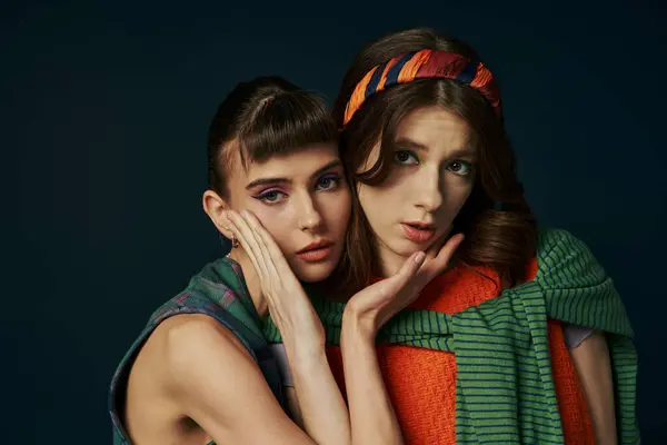 Ein Lesbisches Paar Posiert Bequem Gekleidet Für Einen Fröhlichen Schnappschuss — Stockfoto