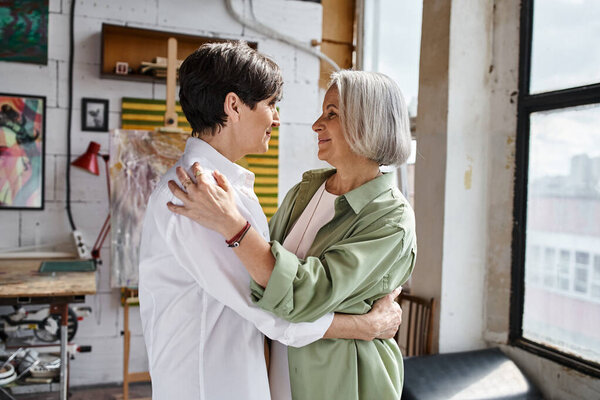 Брюнетка нежно обнимает своего партнера в уютной комнате.