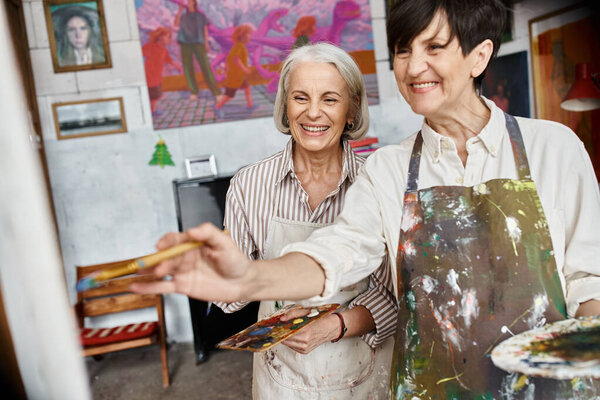 Две женщины улыбаются вместе.