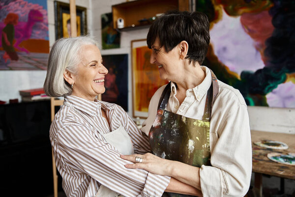 Две женщины обнимаются от всего сердца.