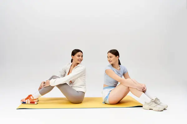 Spor Kıyafetli Iki Güzel Esmer Genç Kız Stüdyoda Yoga Minderinde — Stok fotoğraf