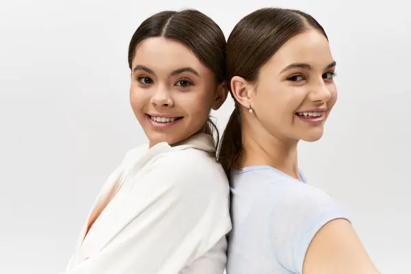 Zwei Hübsche Brünette Teenager Mädchen Sportlicher Kleidung Stehen Seite Seite — Stockfoto
