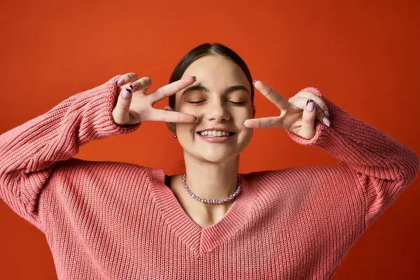 Brunette Teenage Girl Casual Attire Smiles While Making Peace Sign — Zdjęcie stockowe