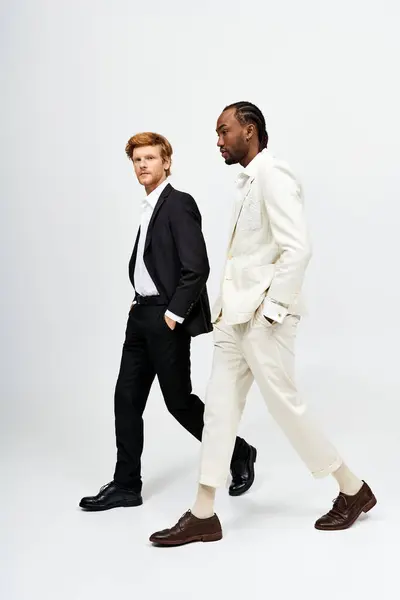 Dos Hombres Multiculturales Guapos Trajes Elegantes Caminando Lado Lado —  Fotos de Stock