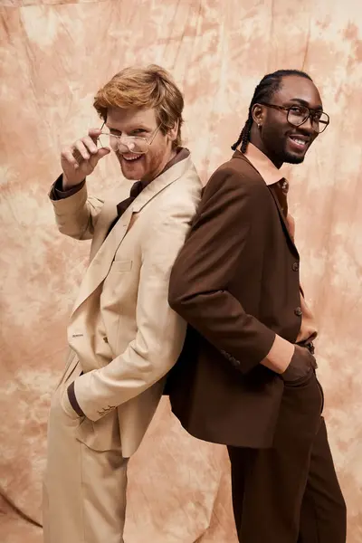 Twee Knappe Multiculturele Mannen Met Elegante Dapper Stijl Samen Poseren — Stockfoto